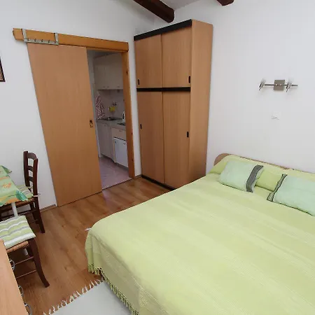 Studio-apartment Im Mediterranem Steinhaus Und Grosser Terrasse * Rovinj