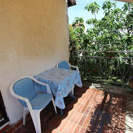 Studio-apartment Im Mediterranem Steinhaus Und Grosser Terrasse Apartment
