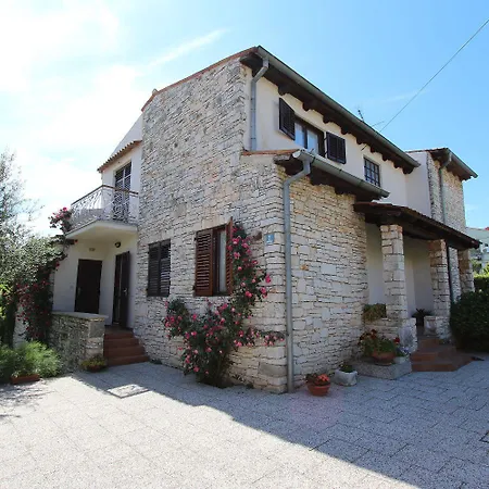 Studio-apartment Im Mediterranem Steinhaus Und Grosser Terrasse Apartment Rovinj