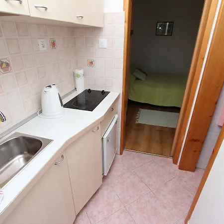 Studio-apartment Im Mediterranem Steinhaus Und Grosser Terrasse 아파트 로비니