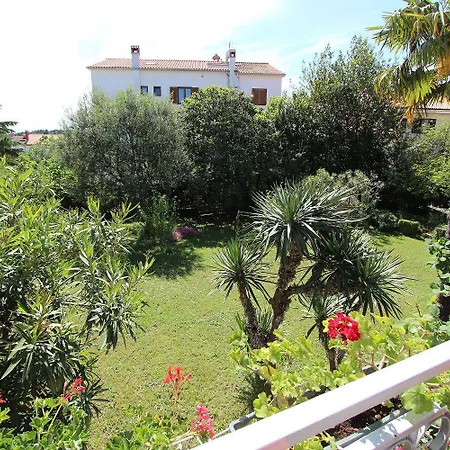 아파트 Studio-apartment Im Mediterranem Steinhaus Und Grosser Terrasse 로비니