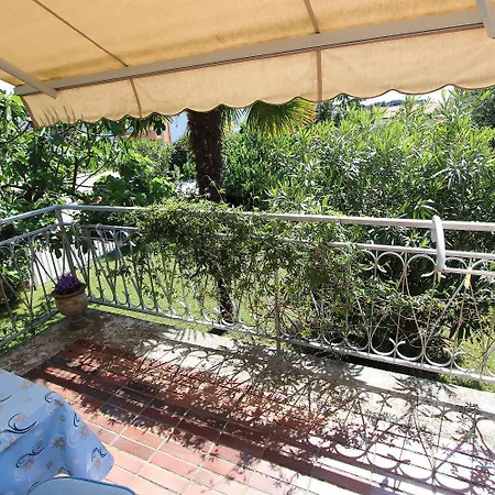 Studio-apartment Im Mediterranem Steinhaus Und Grosser Terrasse 로비니