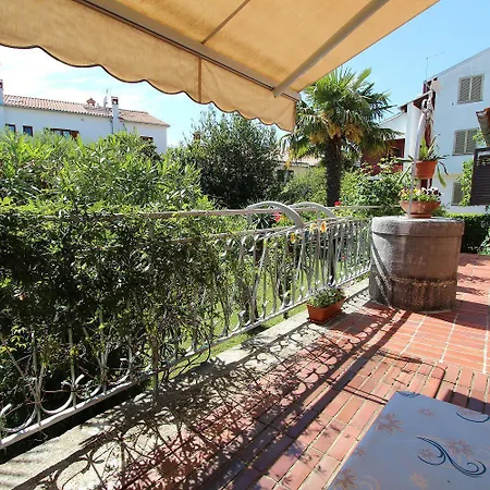 Studio-apartment Im Mediterranem Steinhaus Und Grosser Terrasse * 로비니