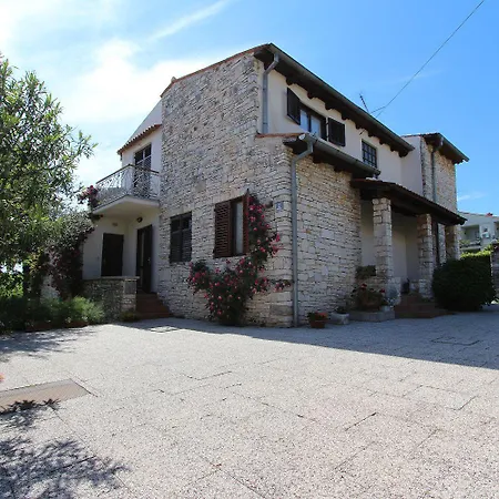 Studio-apartment Im Mediterranem Steinhaus Und Grosser Terrasse 로비니